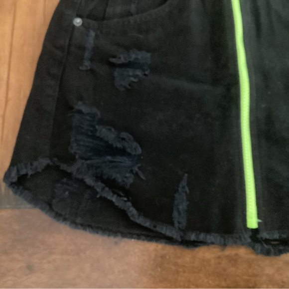 NWT Women’s Carmar Beatrice Distressed Denim Skirt, Size 26 - Picture 2 of 9